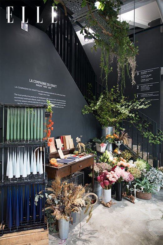 一踏進 La Petite Maison XXII 店內,迎面撲來一股清香,四處望去是朵朵盛開的鮮 花,舉 一踏進 La Petite Maison XXII 店內,迎面撲來一股清香,四處望去是朵朵盛開的鮮 花,舉