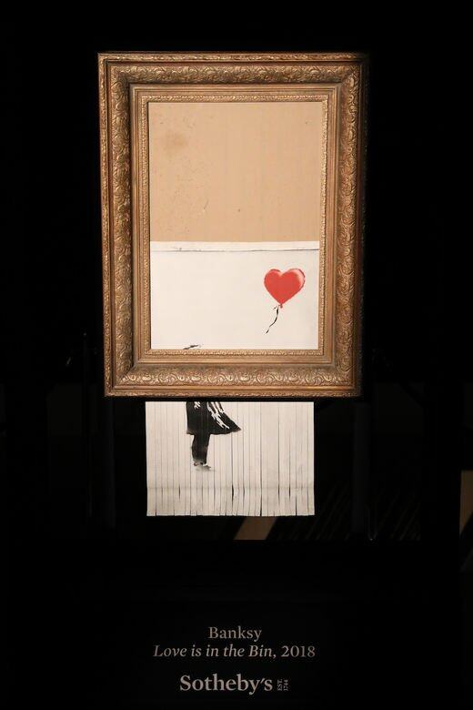 Banksy2018 年在蘇富比倫敦拍賣會的一場鬧劇,讓原本不知道 Banksy 是誰的人 都知 Banksy2018 年在蘇富比倫敦拍賣會的一場鬧劇,讓原本不知道 Banksy 是誰的人 都知