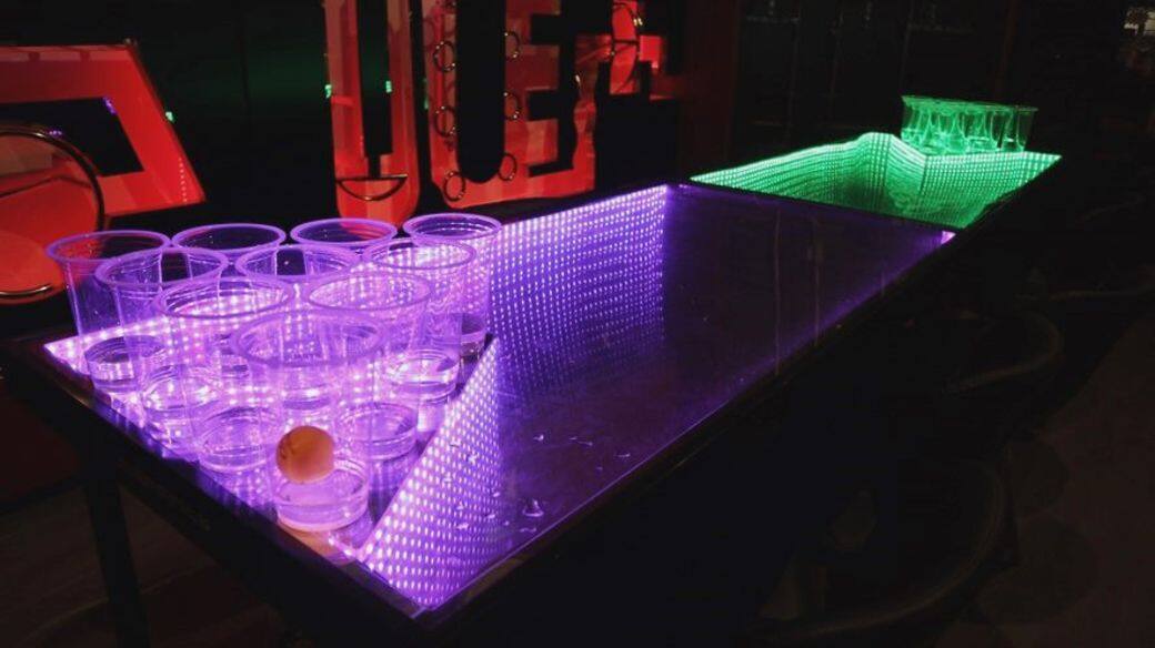 Beer Pong是在酒吧很受歡迎的遊戲,這裡也有LED Beer Pong! Beer Pong是在酒吧很受歡迎的遊戲,這裡也有LED Beer Pong!