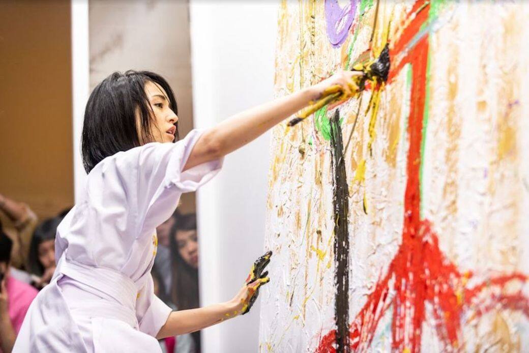 氣質出眾的小松美羽是日本當代新銳藝術家,看她表演繪畫會讓人大表 氣質出眾的小松美羽是日本當代新銳藝術家,看她表演繪畫會讓人大表