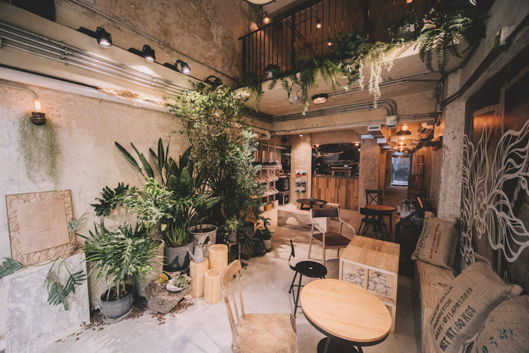 Loop Kulture佔據兩層的空間,入口位置擺滿了密密麻麻的溫室綠色植物。店內主 Loop Kulture佔據兩層的空間,入口位置擺滿了密密麻麻的溫室綠色植物。店內主