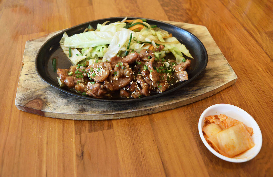 1. 豬頸肉切片2. 蒜頭落鑊,不不加油因為豬頸肉本身有油,炒至金黃色,加 1. 豬頸肉切片2. 蒜頭落鑊,不不加油因為豬頸肉本身有油,炒至金黃色,加
