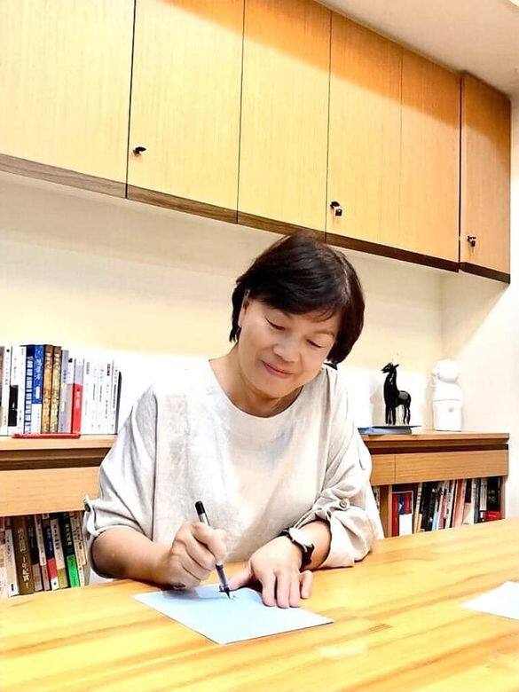 但是他們在台灣只住了3年,因為丈夫事業上沒有空間發展,1986年,他決定 但是他們在台灣只住了3年,因為丈夫事業上沒有空間發展,1986年,他決定