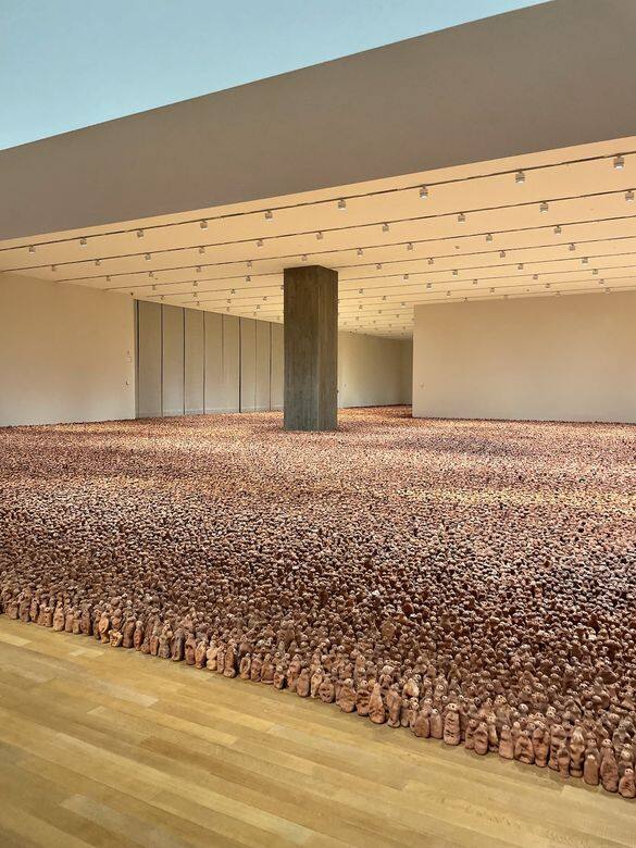 西展廳置有「安東尼 · 葛姆雷：亞洲土地」的空間，它由英國雕塑家Antony Gormley邀約廣