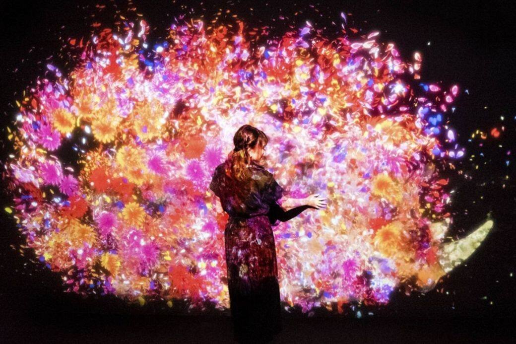 透過夢幻的燈光、投影、聲效、高科技設備 透過夢幻的燈光、投影、聲效、高科技設備