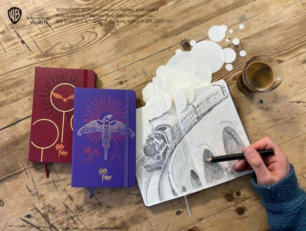 這本是獻給每個角落的知識巫師!Moleskine推出哈利波特限定系列7款筆記,每款都代表不同時期,包括神秘的魔法石、阿茲卡班的逃犯、鳳凰會的密令及死神的聖物等,讓你想起每一幕神奇精彩的畫面。如果你都想成為阿不思・鄧不利多般偉大的巫師,今日便開始用Moleskine哈利波特n限定系列來探索魔幻力量的知識吧! 這本是獻給每個角落的知識巫師!Moleskine推出哈利波特限定系列7款筆記,每款都代表不同時期,包括神秘的魔法石、阿茲卡班的逃犯、鳳凰會的密令及死神的聖物等,讓你想起每一幕神奇精彩的畫面。如果你都想成為阿不思・鄧不利多般偉大的巫師,今日便開始用Moleskine哈利波特n限定系列來探索魔幻力量的知識吧!