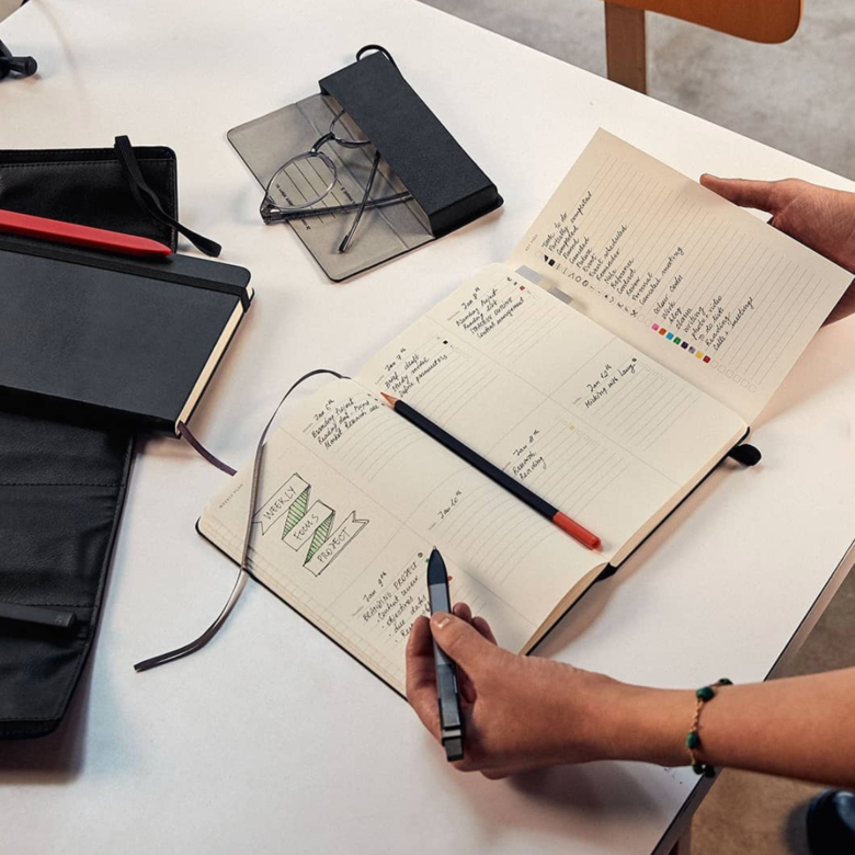 作為(偽)文青的編輯,第一次入手Moleskine筆記本是高中年代,覺得有質感的筆記本可以令溫書更集中!喜歡自製筆記的編輯發現,無論用墨水筆或原子筆,在Moleskine的紙質上書寫都非常流暢和順滑,有一種只想寫,不想停下來的感覺。原來Moleskine採用了FSC認證無酸紙,是一種易於書寫的中性或弱鹼性紙張。而且紙張經過特殊處理,可防止變色、脆化或發霉等問題,難怪編輯高中時代的筆記本至今仍然彷如新的一樣! 作為(偽)文青的編輯,第一次入手Moleskine筆記本是高中年代,覺得有質感的筆記本可以令溫書更集中!喜歡自製筆記的編輯發現,無論用墨水筆或原子筆,在Moleskine的紙質上書寫都非常流暢和順滑,有一種只想寫,不想停下來的感覺。原來Moleskine採用了FSC認證無酸紙,是一種易於書寫的中性或弱鹼性紙張。而且紙張經過特殊處理,可防止變色、脆化或發霉等問題,難怪編輯高中時代的筆記本至今仍然彷如新的一樣!