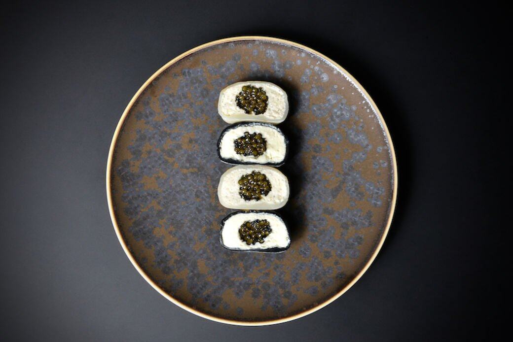 全新的魚子醬月餅以口感煙韌的冰皮製作而成,餡料是矜貴的黃寶石Ossetra 全新的魚子醬月餅以口感煙韌的冰皮製作而成,餡料是矜貴的黃寶石Ossetra