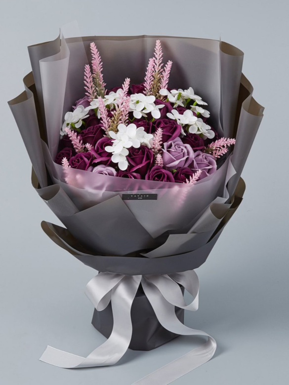 以高貴的紫玫瑰配上白雛菊，散發著一種大方雅典的知性魅力！加上精緻
