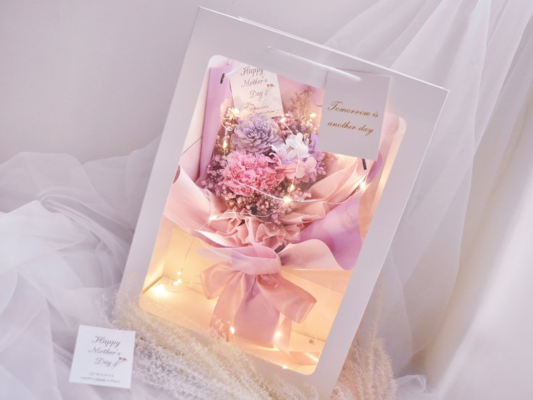 這款粉紫康乃馨/玫瑰花束絕對是最夢幻的母親節乾花花束，粉紫色的配