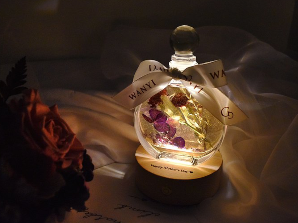 這款浮游花小夜燈外型大方精緻，像香水瓶一樣迷人，配上康乃馨乾花和