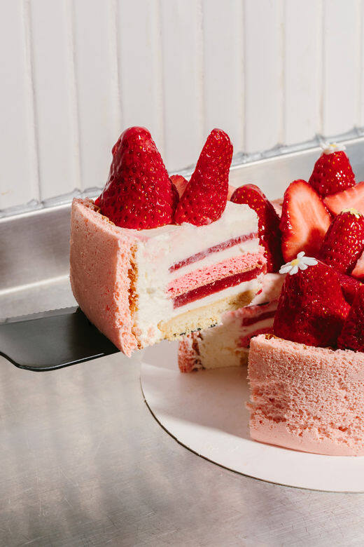 得獎烘焙店La Viña ﻿推出全新母親節限定士多啤梨夾心蛋糕 ($520)，以粉紅色