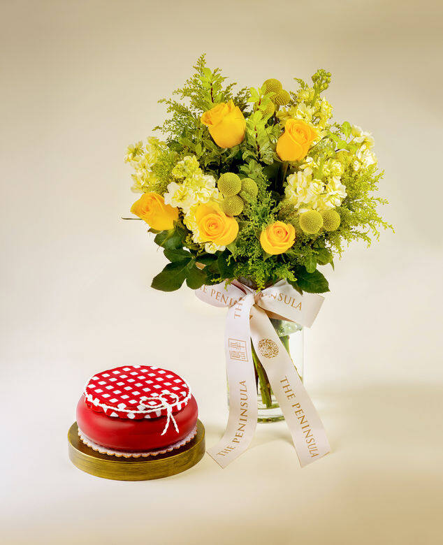 燦爛的春季花束以黃玫瑰為主花，再配搭日本麝香花，金槌花及麒麟草。花