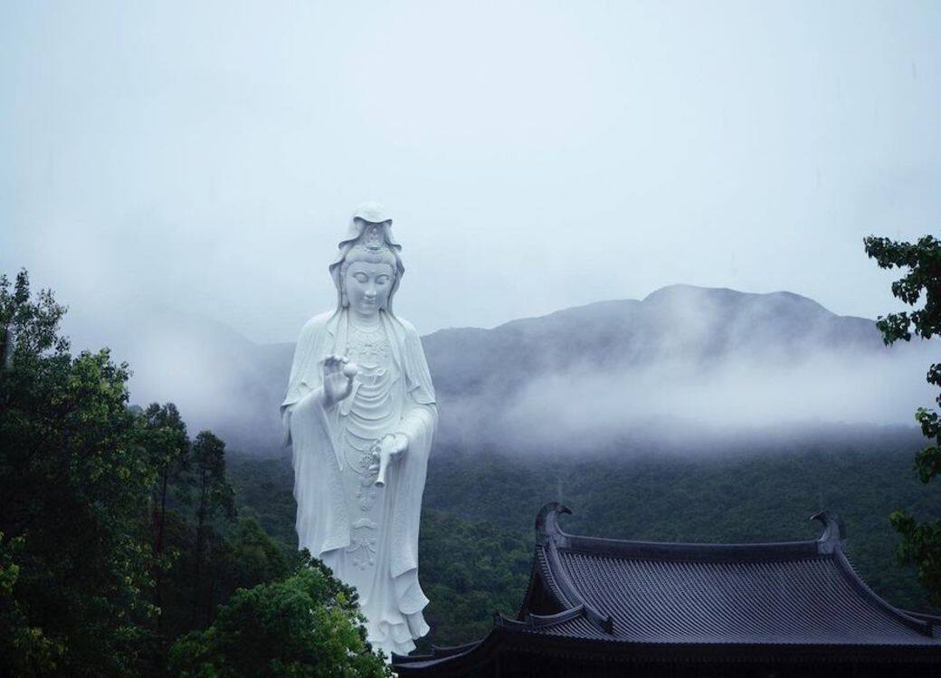 富豪李嘉誠的「家廟」慈山寺近日迎來兩萬呎的佛教博物館,展出過百尊藏 富豪李嘉誠的「家廟」慈山寺近日迎來兩萬呎的佛教博物館,展出過百尊藏