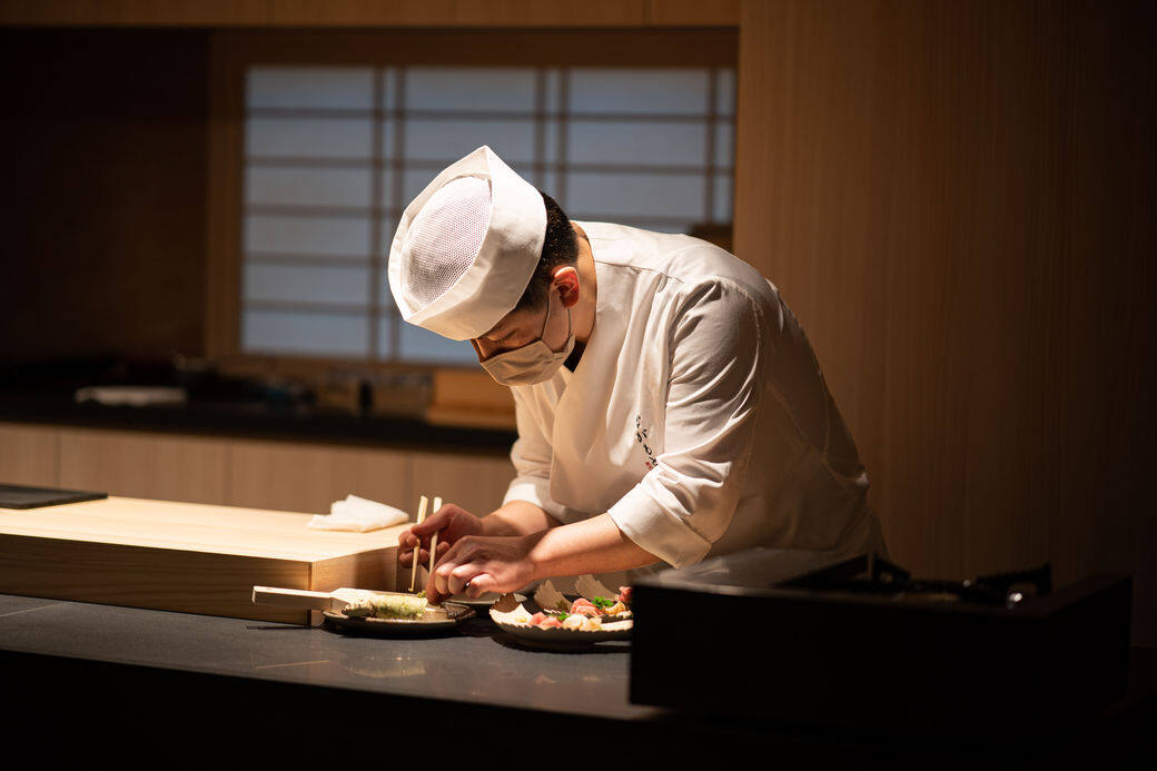 主廚長本輝彥有接近30年日本精品料理經驗，先後於日本大阪的米芝蓮