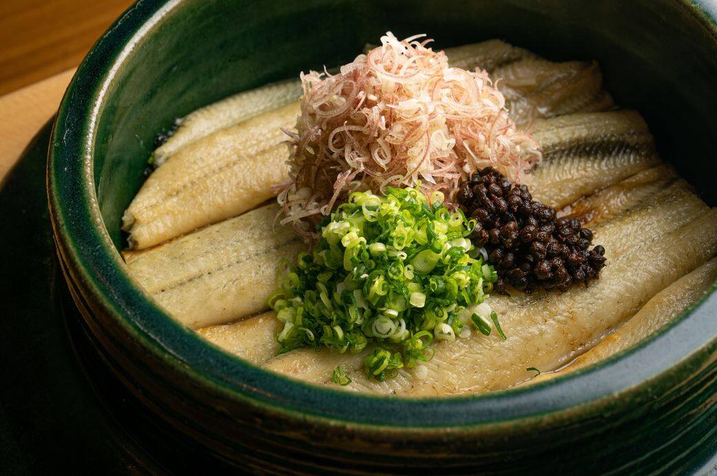 御飯為白燒鰻魚配蓮藕釜飯,以山形縣的白米、静岡縣鰻魚配以蓮藕煲成 御飯為白燒鰻魚配蓮藕釜飯,以山形縣的白米、静岡縣鰻魚配以蓮藕煲成