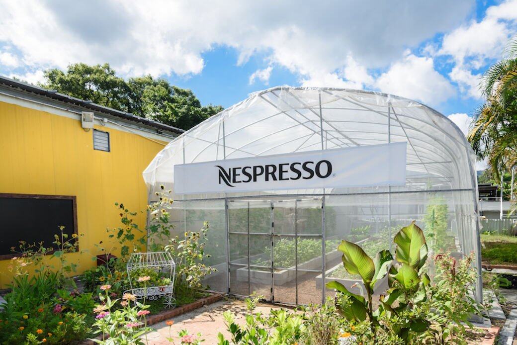 過去 10 多年Nespresso 一直努力在生產過程中減少碳排放,同時透過農林業措施 過去 10 多年Nespresso 一直努力在生產過程中減少碳排放,同時透過農林業措施