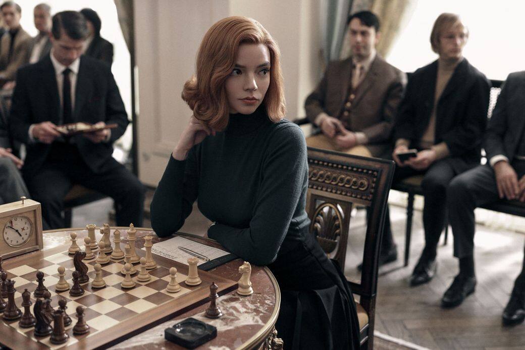 要數2020年最火紅的Netflix劇集,一定是《后翼棄兵》(The Queen's Gambit)無誤。它在爛蕃茄的影評網站獲得滿分零負評,它同樣是改編自美國小說家的同名作品。故事關於年輕的女西洋棋棋士Beth以世界第一為目標,越級挑戰棋藝。故事的吸引之處是因為當時西洋棋只供男性玩樂,Beth的出現帶有一絲女權味道。而且故事也包括毒品上癮、追尋人生方向及家庭友誼等多個元素,滿足了不同類型的觀眾。 要數2020年最火紅的Netflix劇集,一定是《后翼棄兵》(The Queen's Gambit)無誤。它在爛蕃茄的影評網站獲得滿分零負評,它同樣是改編自美國小說家的同名作品。故事關於年輕的女西洋棋棋士Beth以世界第一為目標,越級挑戰棋藝。故事的吸引之處是因為當時西洋棋只供男性玩樂,Beth的出現帶有一絲女權味道。而且故事也包括毒品上癮、追尋人生方向及家庭友誼等多個元素,滿足了不同類型的觀眾。
