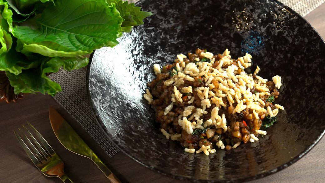辣炒泰式黑豚肉碎配芝麻葉，將粵菜炒鴿鬆的炒功混入泰菜傳統的生菜