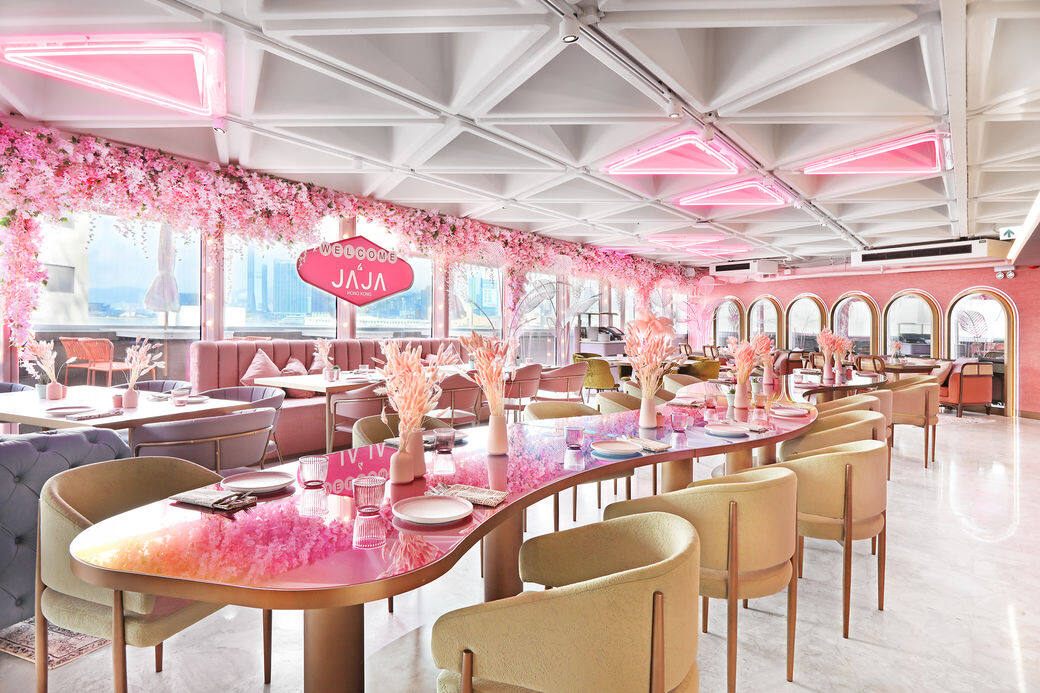 JAJA以粉藍及粉紅色為主調，一進入餐廳就能看到糖果屋車卡、糖果吧、巨型