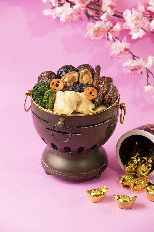 四款點心包括:金豬火腿酥、如魚得水(金魚蝦餃)、豬仔財神(叉燒包)及招財進 四款點心包括:金豬火腿酥、如魚得水(金魚蝦餃)、豬仔財神(叉燒包)及招財進