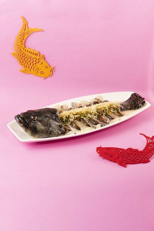 「如魚得意」($218)師傅將沙巴斑魚、金華火腿和冬菇切成薄片,盡顯功架,並將材 「如魚得意」($218)師傅將沙巴斑魚、金華火腿和冬菇切成薄片,盡顯功架,並將材