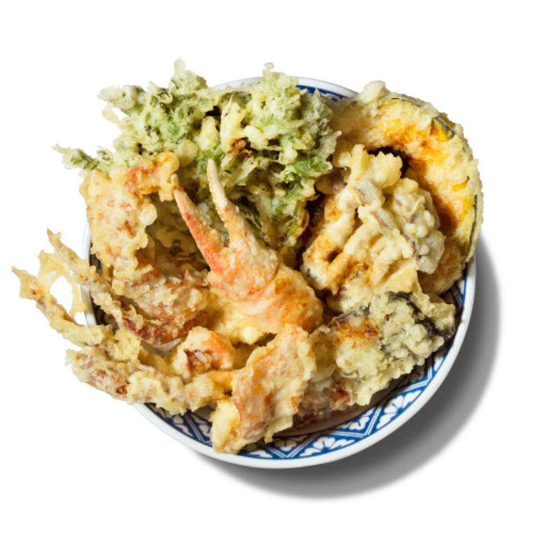「蟹天丼」盛著新鮮二本爪、酥炸軟殼蟹及以紫菜包裹的松葉蟹碎肉及蟹味