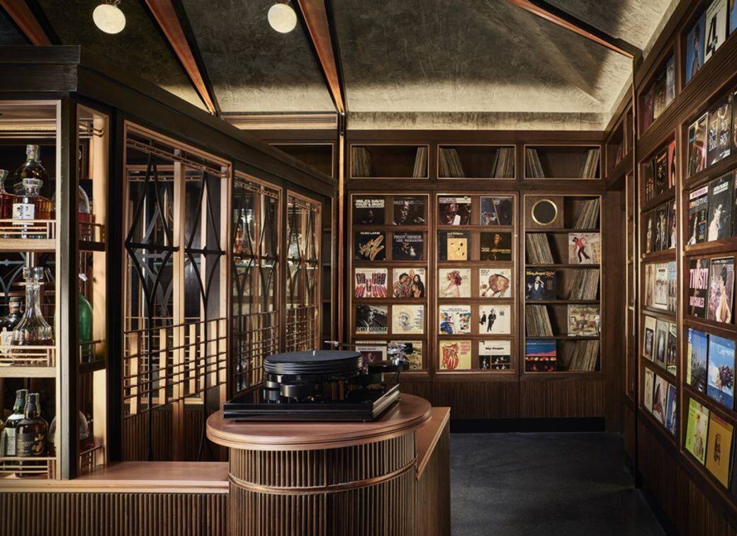 吃過晚飯,登上酒店頂樓的Lennon’s酒吧,我以為自己去了古典圖書館,酒店公 吃過晚飯,登上酒店頂樓的Lennon’s酒吧,我以為自己去了古典圖書館,酒店公