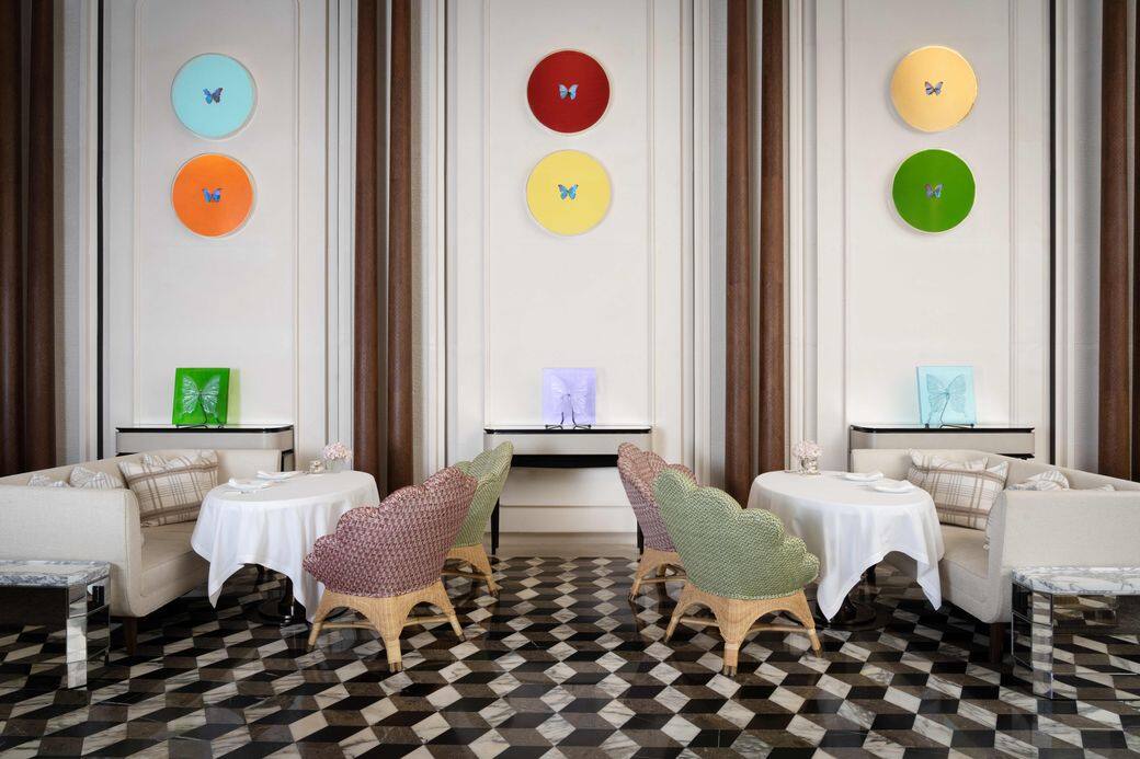 餐廳內亦展示了由英國藝術家Damien Hirst及Lalique攜手製作的「Eternal 永恆」系列水晶版 餐廳內亦展示了由英國藝術家Damien Hirst及Lalique攜手製作的「Eternal 永恆」系列水晶版