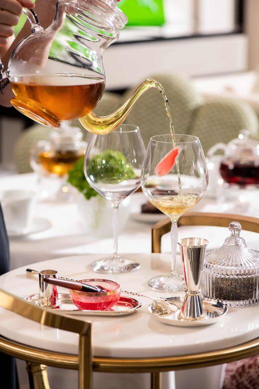 編輯亦點了特製的香檳冷泡茶，以Lalique的100 Points水晶杯享用特製的香檳冷泡