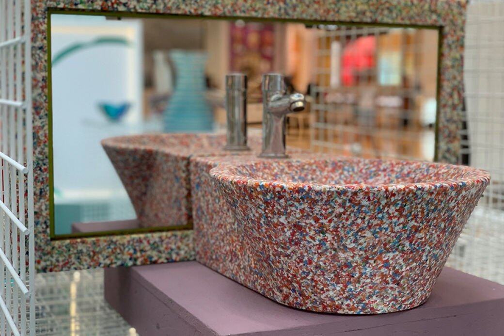 這個浴室洗臉盤色彩繽紛，看似有如水磨石質地。其實它是由多個重用塑