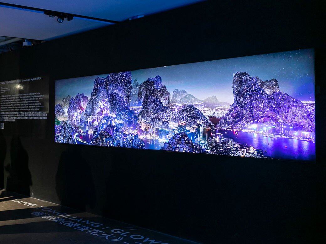 中國藝術家楊泳樑的最新錄像作品《極夜花火》於「Prestige」展區、透過兩部75吋Samsung