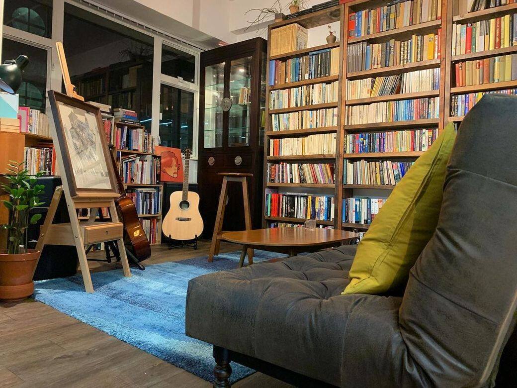 在油麻地店及荔枝角均有店面的貳叄書房始於於2019年，由3位曾就讀浸