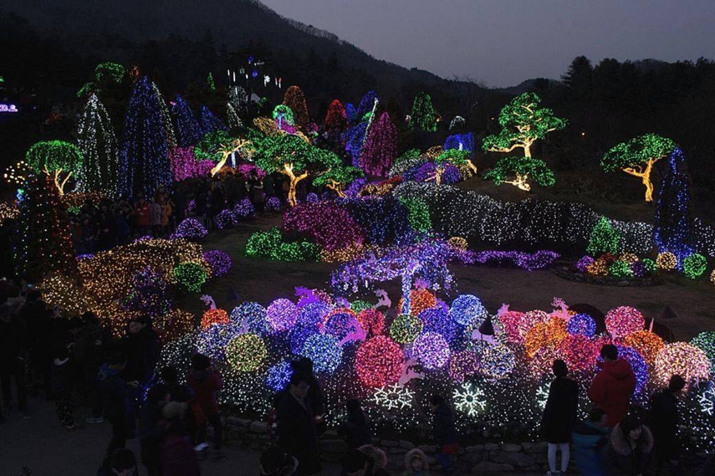 一片花燈海及燈光隧道,猶如進入愛麗絲夢遊仙境的童話世界。 一片花燈海及燈光隧道,猶如進入愛麗絲夢遊仙境的童話世界。