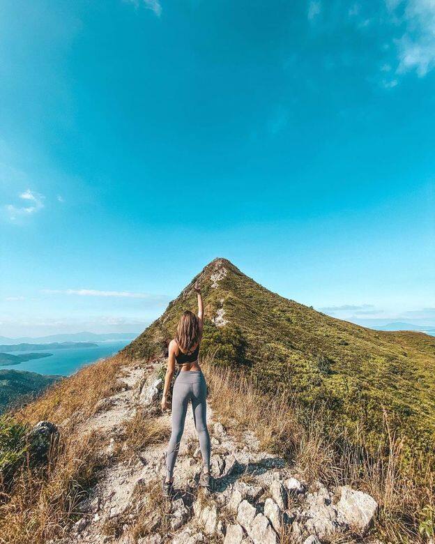在上山前的山道非常陡峭,要注意腳下顛簸的路段,而這條難行的路徑相 在上山前的山道非常陡峭,要注意腳下顛簸的路段,而這條難行的路徑相