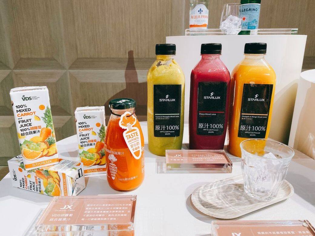 亮點七:星宇航空獨家三款口味冷壓果汁商務艙的迎賓飲料也十分用心 亮點七:星宇航空獨家三款口味冷壓果汁商務艙的迎賓飲料也十分用心