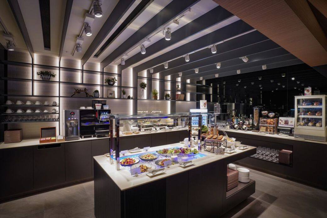 餐飲除了自助餐臺提供各式美饌,每位貴賓更可享用位上單點套餐的客 餐飲除了自助餐臺提供各式美饌,每位貴賓更可享用位上單點套餐的客