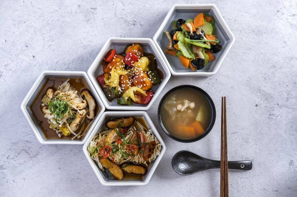 午市套餐則可以自由點選心水主菜以搭配一款飯或麵食,提供的主菜包 午市套餐則可以自由點選心水主菜以搭配一款飯或麵食,提供的主菜包