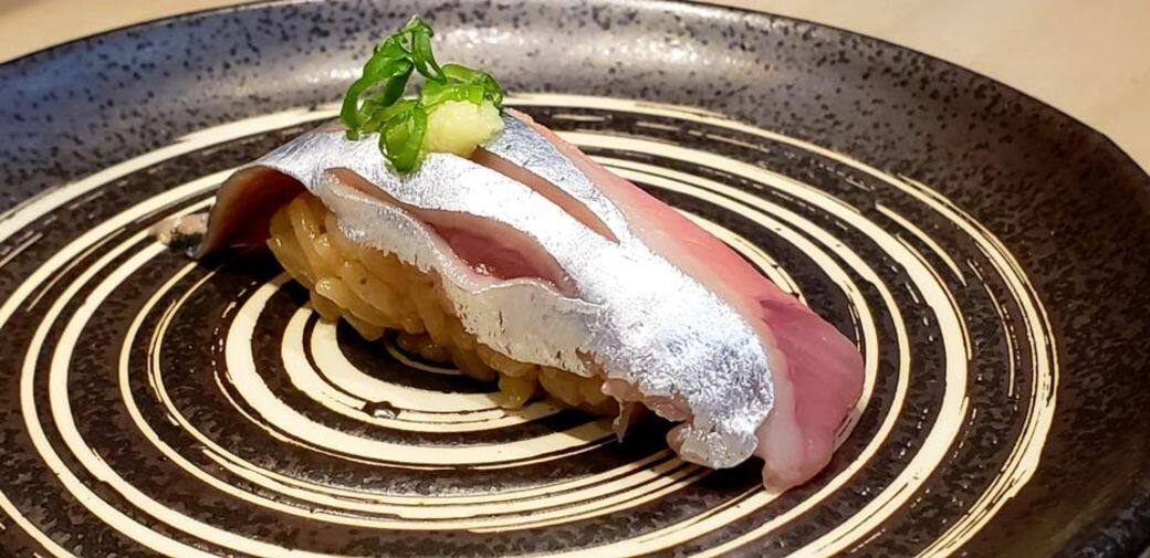 立鮨是「立食」壽司店,講求快速、實惠而高質素的用餐模式。全部食物都是即 立鮨是「立食」壽司店,講求快速、實惠而高質素的用餐模式。全部食物都是即