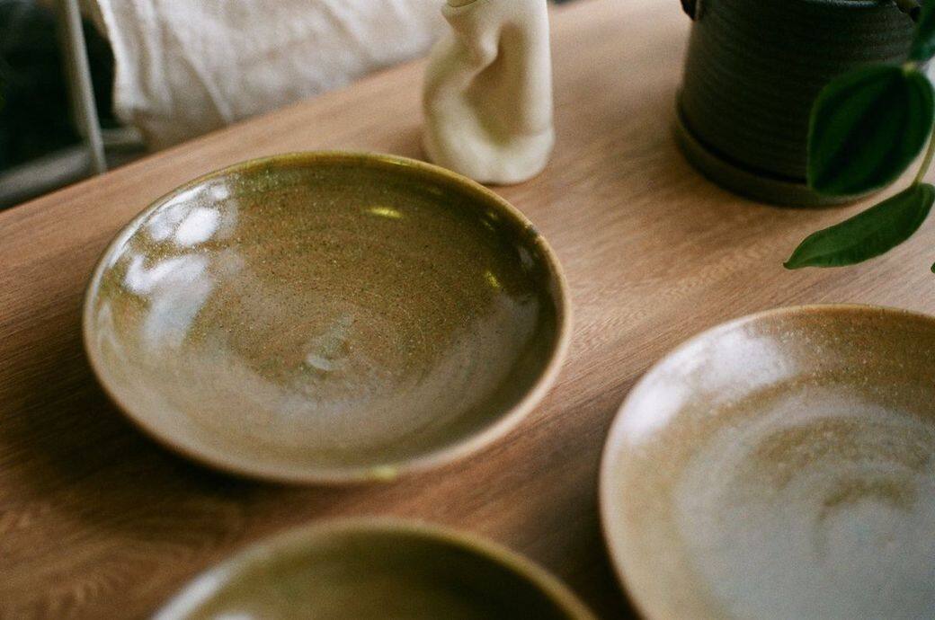 素謠的陶瓷作品從選泥、設計器形、到配合釉色，都由全人手在香港的工作