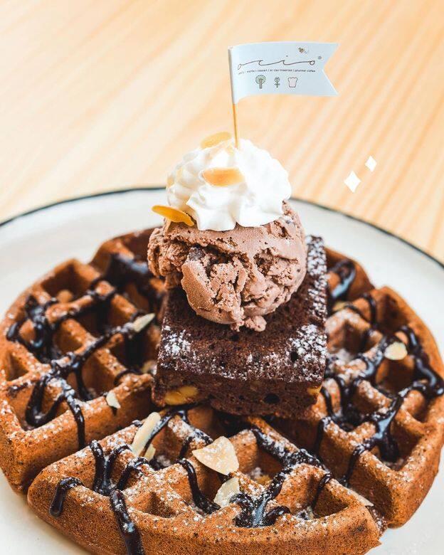 這家店大受甜品控歡迎,waffle尤其做得出色!推介的「朱古力布朗尼窩夫」,配上 這家店大受甜品控歡迎,waffle尤其做得出色!推介的「朱古力布朗尼窩夫」,配上
