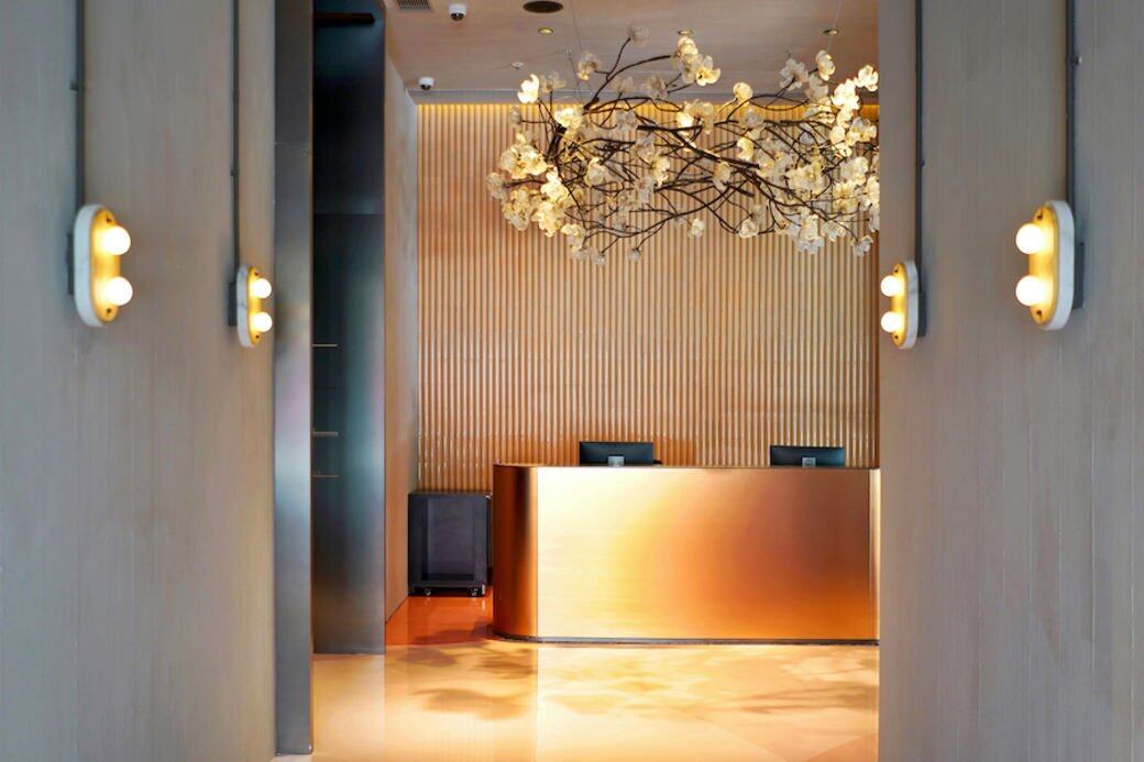 雅格酒店由 Yulan Group 與本地設計品牌 Design Eight Five Two (DEFT) 秉承着「匠人精神」花上兩年