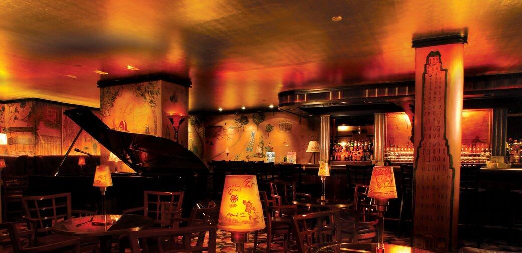 紐約瑰麗酒店的酒吧Bemelmans Bar,是另一個傳奇故事。酒吧以著名藝術家兼作家 紐約瑰麗酒店的酒吧Bemelmans Bar,是另一個傳奇故事。酒吧以著名藝術家兼作家