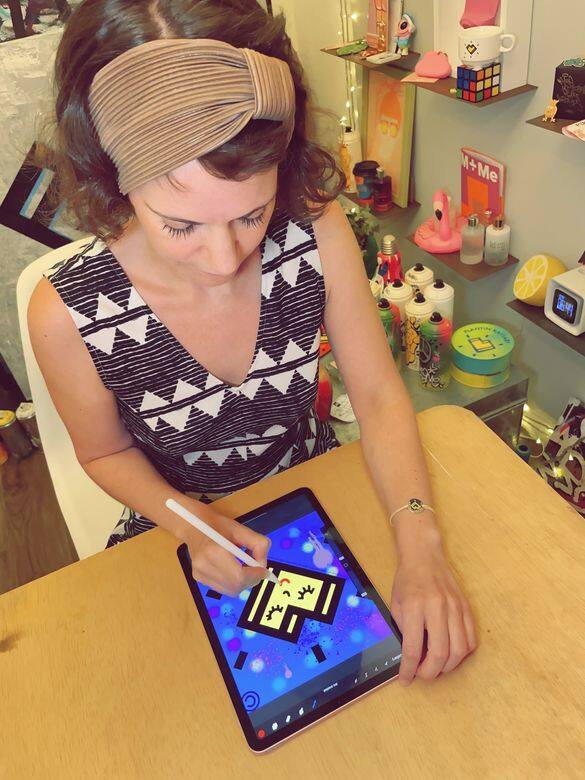 ELLE： iPad 如何幫助您繪畫和創作藝術？THE FRENCH GIRL：我的創作背景由物理世開始，最