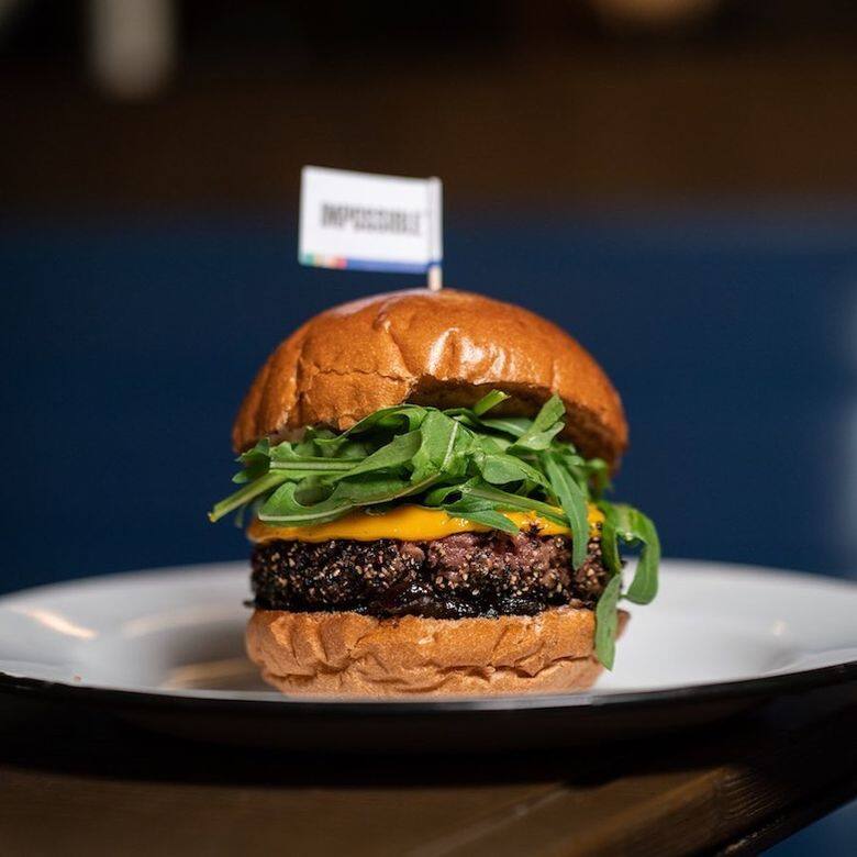Beef & Liberty另一款跟Impossible Foods合作的這個素漢堡，濃郁的車打芝士真心夾Impossible 植物牛