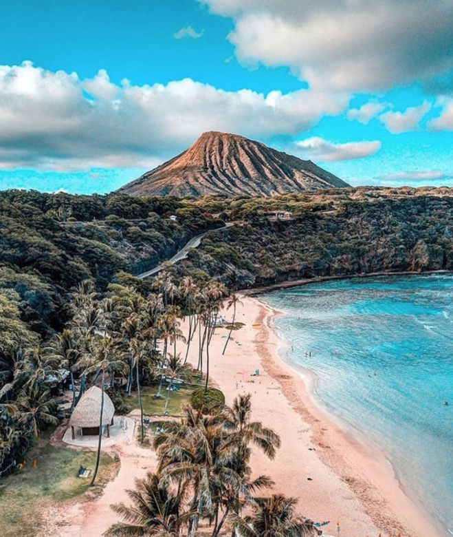 恐龍灣搭直升機一覽歐胡島風光恐龍灣(Hanauma Bay)因火山噴發而形成一個彎 恐龍灣搭直升機一覽歐胡島風光恐龍灣(Hanauma Bay)因火山噴發而形成一個彎
