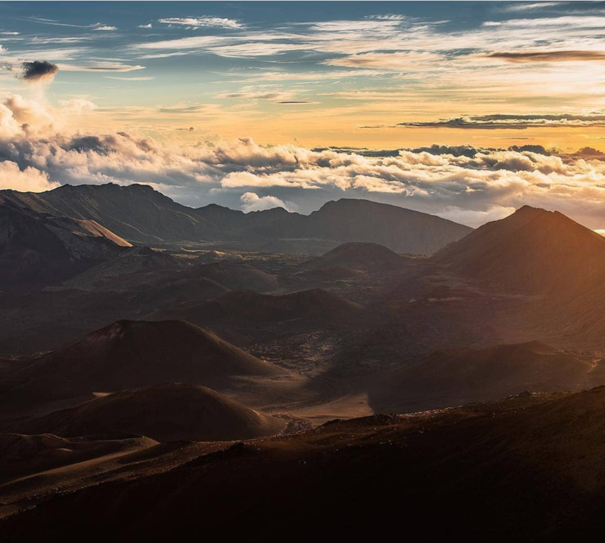 海勒卡拉國家公園看日出位於茂宜島的海勒卡拉(Haleakalā ),在夏威夷語的意思 海勒卡拉國家公園看日出位於茂宜島的海勒卡拉(Haleakalā ),在夏威夷語的意思