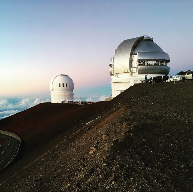 有計畫登頂的旅客,建議可以先到茂納凱亞火山的遊客中心(Maunakea Visitor Information Station,約 有計畫登頂的旅客,建議可以先到茂納凱亞火山的遊客中心(Maunakea Visitor Information Station,約