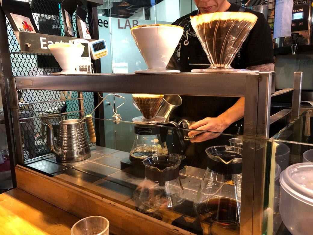位於弘大的這間知名”薄荷主題”咖啡店,不只是牆身牆紙、座椅、餐牌等使用 位於弘大的這間知名”薄荷主題”咖啡店,不只是牆身牆紙、座椅、餐牌等使用