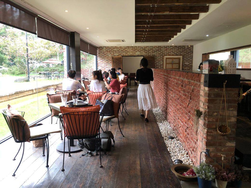 這家小型藝術館備有室外展覽部份和室內Cafe,在Cafe內亦設有一個小型燈 這家小型藝術館備有室外展覽部份和室內Cafe,在Cafe內亦設有一個小型燈